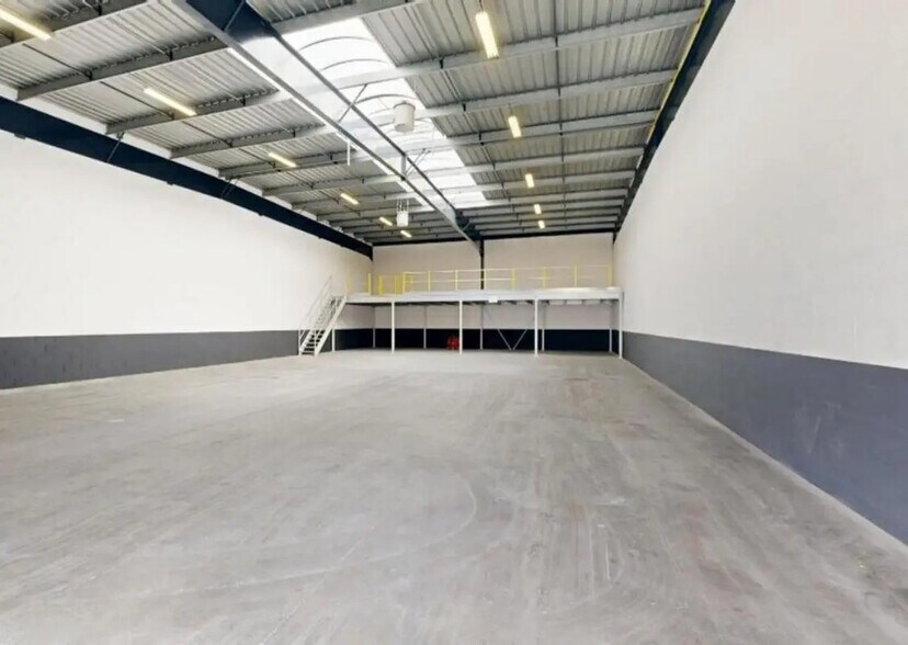 Light Industrial in Bezons to rent - Building Photo - Image 2 of 11