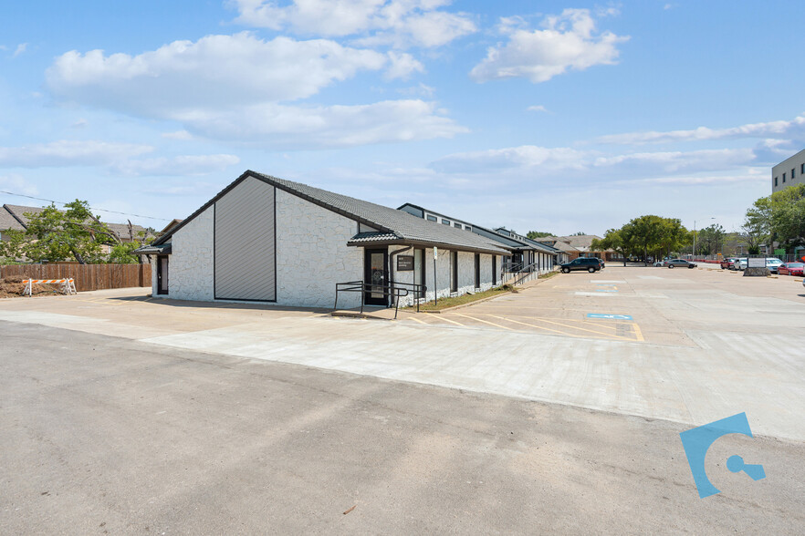 601 Omega Dr, Arlington, TX for rent - Building Photo - Image 3 of 16