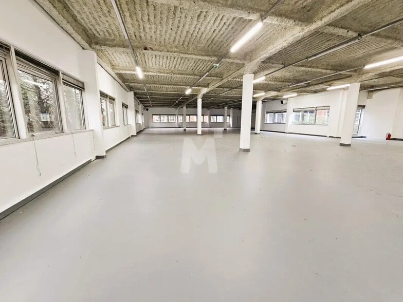 Light Industrial in Les Ulis to rent - Building Photo - Image 2 of 14