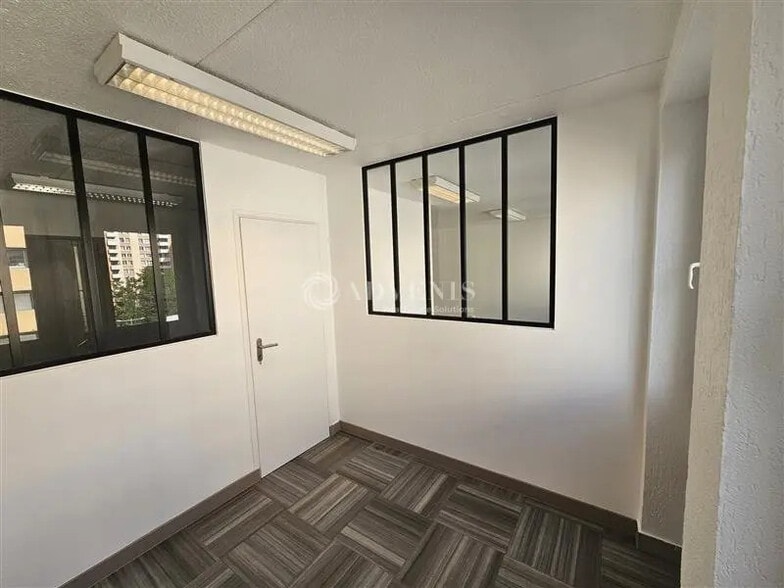 Office in Créteil to rent - Building Photo - Image 2 of 10