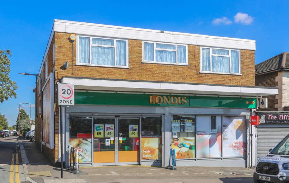 130a Snakes Ln, Woodford Green to rent - Primary Photo - Image 1 of 2