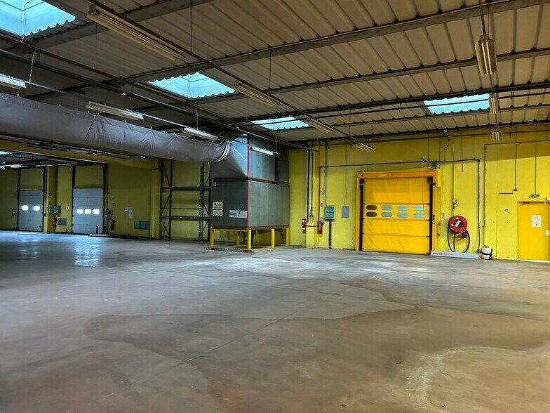 Industrial in Aubagne to rent - Interior Photo - Image 2 of 5