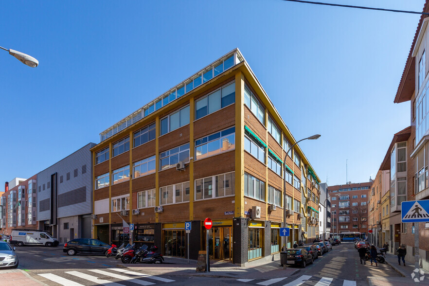 Calle De Saturnino Calleja, 6, Madrid, Madrid for rent - Building Photo - Image 2 of 3