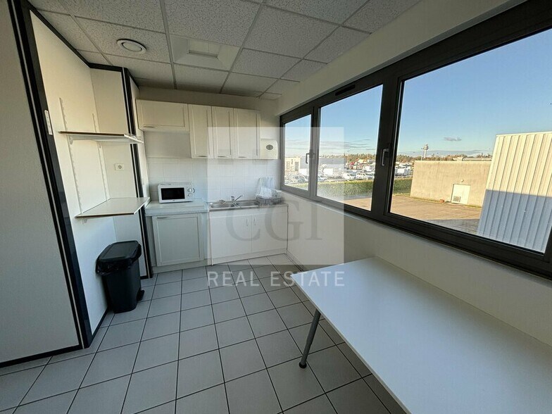 11 Rue Andre Citroen, Genas to rent - Interior Photo - Image 3 of 14