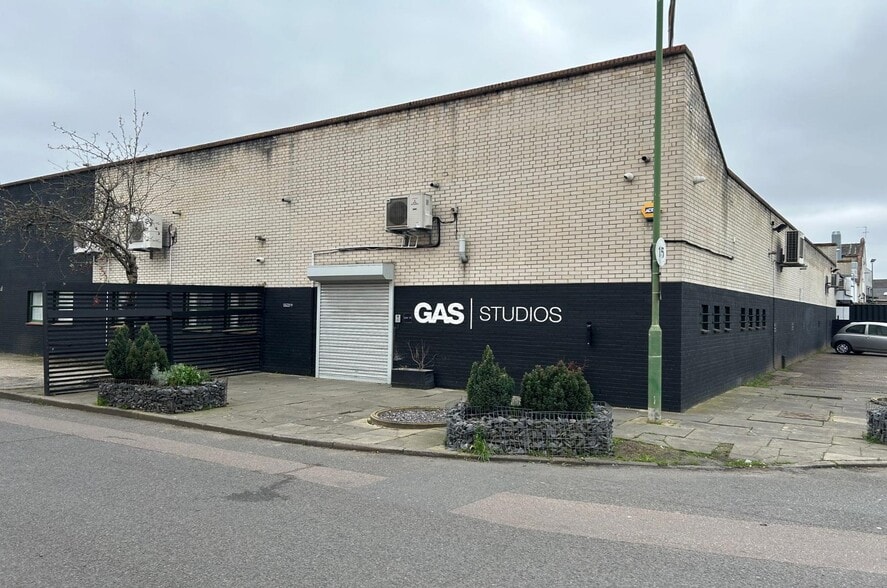 Fountayne Rd, London to rent - Building Photo - Image 2 of 3