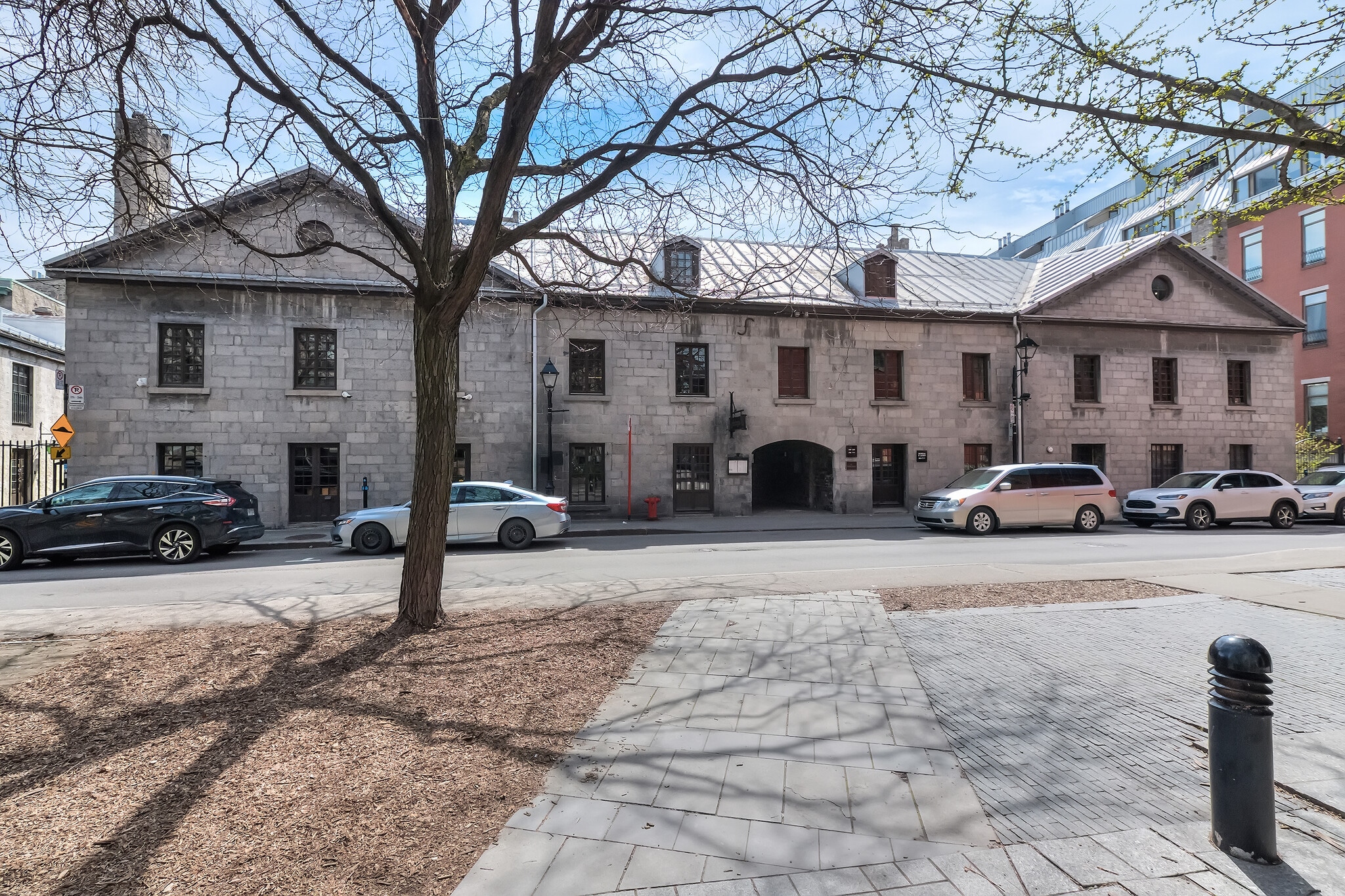 300 Pl D'youville, Montréal, QC to rent Building Photo- Image 1 of 10