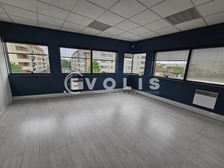 Office in Chilly-Mazarin to rent - Interior Photo - Image 3 of 11