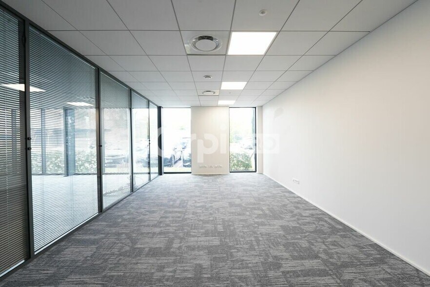 1-3 Route De Lyon, Brignais to rent - Interior Photo - Image 2 of 13