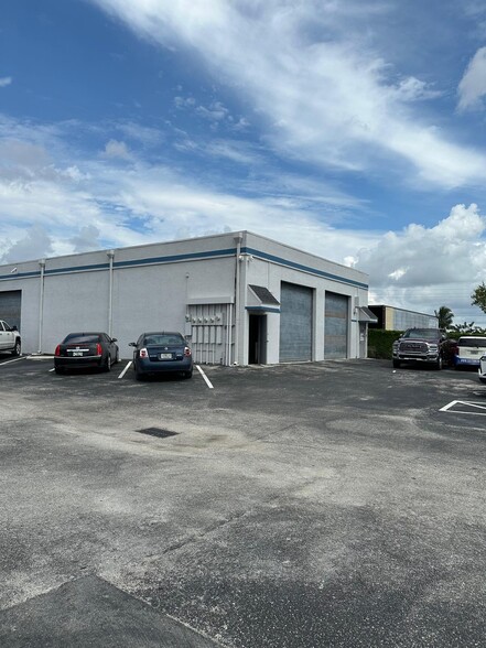 13700-13708 SW 145th Ct, Miami, FL for rent - Building Photo - Image 1 of 2