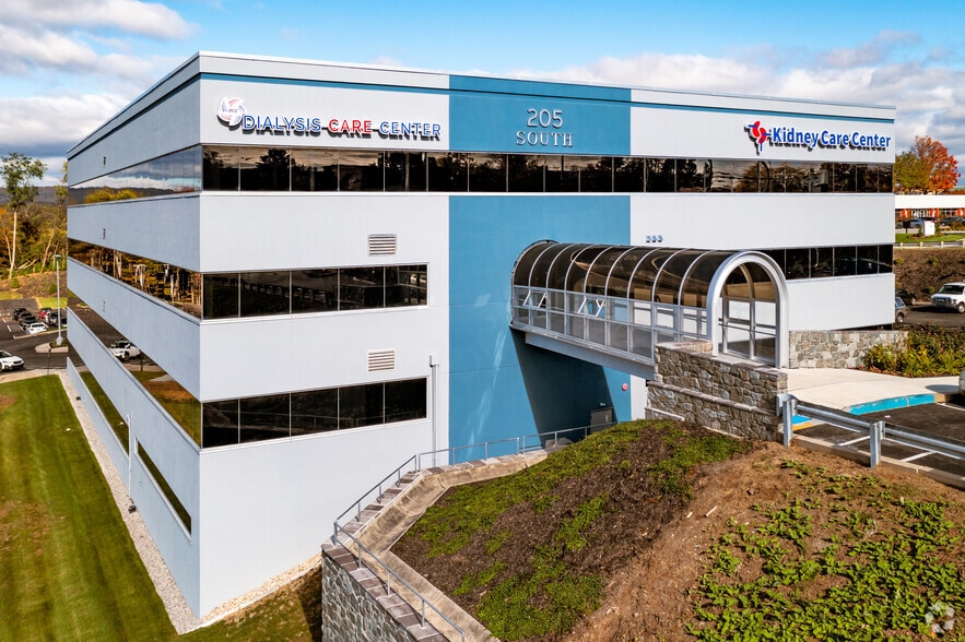 205 Grandview Ave, Camp Hill, PA to rent - Building Photo - Image 2 of 9