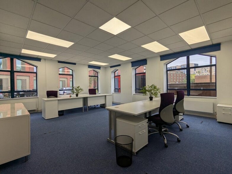 Walnut Tree Clos, Guildford to rent - Building Photo - Image 2 of 4