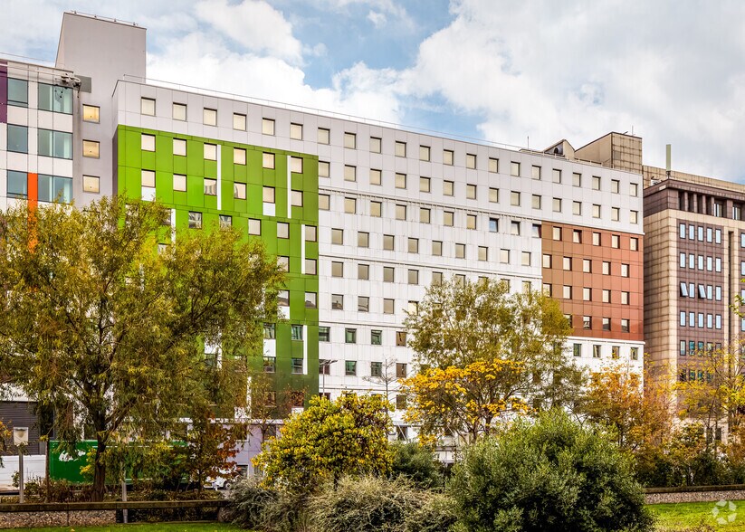 24 Boulevard De Pesaro, Nanterre to rent - Building Photo - Image 3 of 11