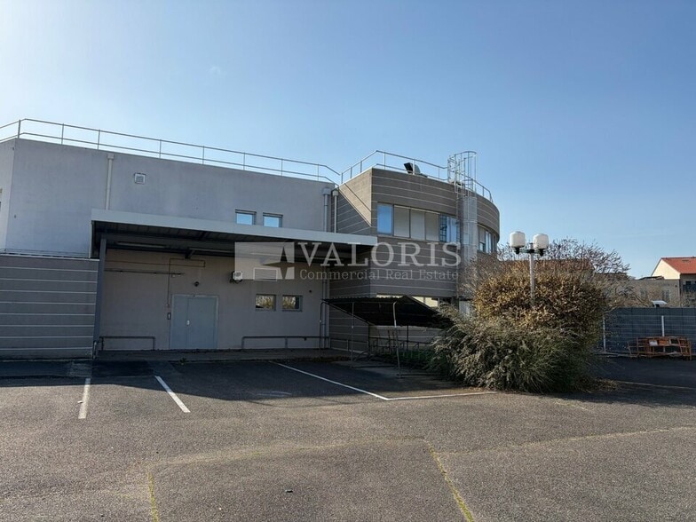 20 Avenue Lucien Buisson, Meyzieu to rent - Building Photo - Image 2 of 8