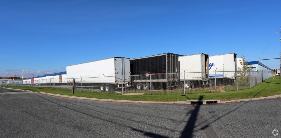 8 Burford Rd, Hamilton, ON to rent - Building Photo - Image 2 of 3