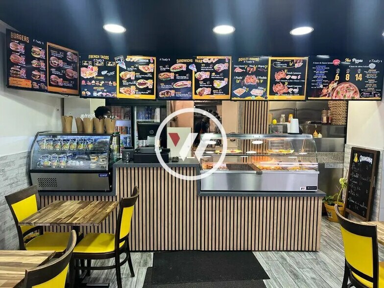 Retail in Chelles for sale - Interior Photo - Image 2 of 11