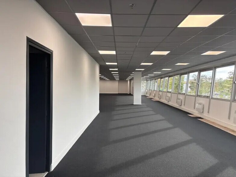 Light Industrial in Saint-Witz to rent - Building Photo - Image 3 of 16