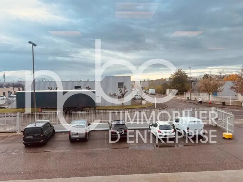 Light Industrial in Vaulx-en-Velin to rent - Building Photo - Image 3 of 12