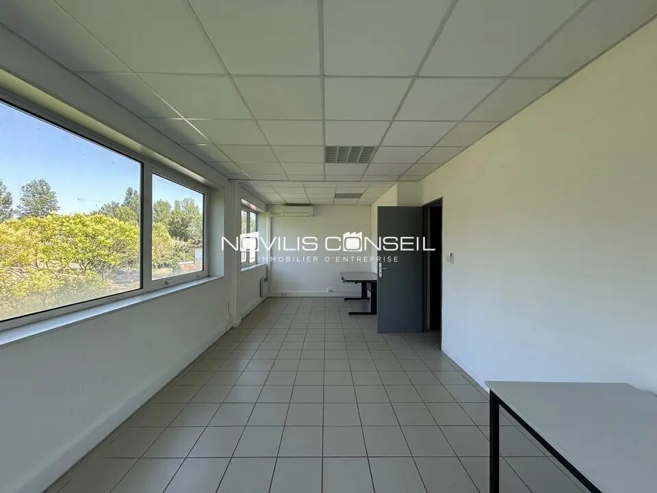 Office in Saint-Jean to rent Interior Photo- Image 1 of 12