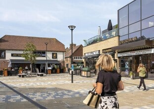 Piries Pl, Horsham to rent Building Photo- Image 2 of 4