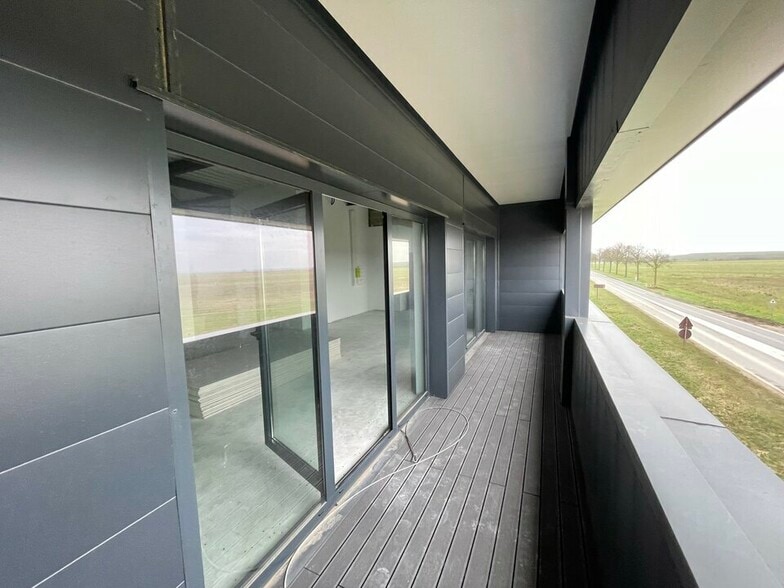 Office in Le Mesnil-Amelot to rent - Building Photo - Image 2 of 16