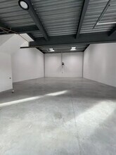 Light Industrial in Corbeil-Essonnes to rent Interior Photo- Image 1 of 2