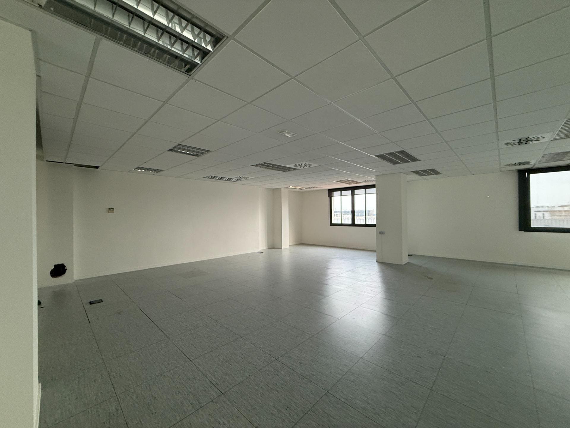 Office in L'Hospitalet de Llobregat, Barcelona to rent Interior Photo- Image 1 of 11
