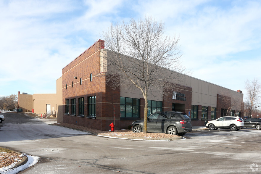 2930 Waters Rd, Eagan, MN for rent - Building Photo - Image 1 of 5