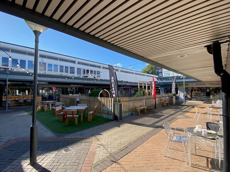 Village Sq, Stockport to rent - Building Photo - Image 3 of 12