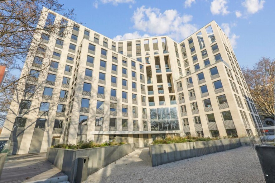 81 Boulevard De La Bataille De Stalingrad, Villeurbanne to rent - Building Photo - Image 2 of 17