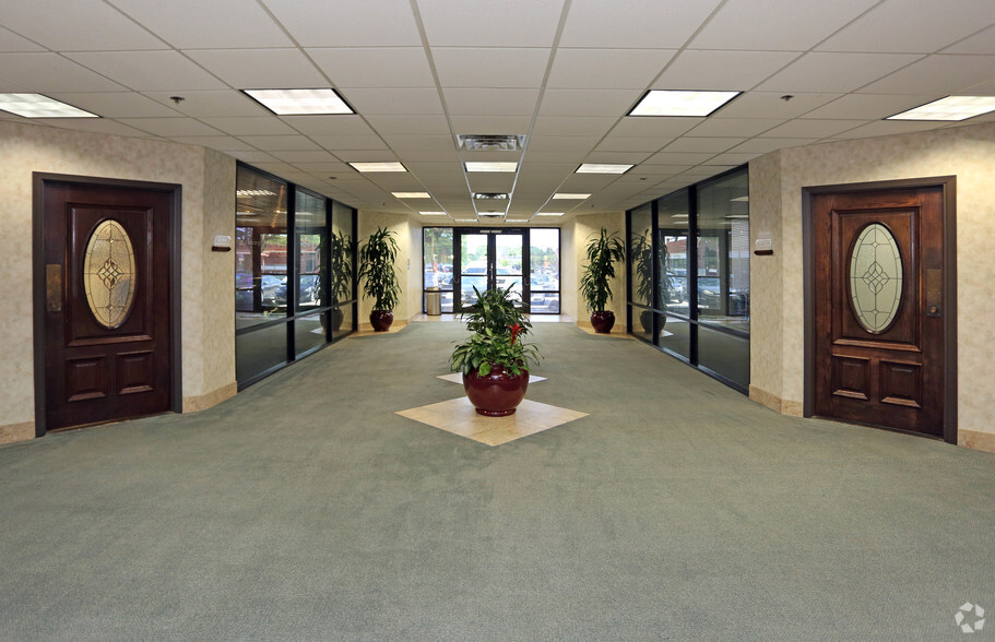 1229-1231 E Pleasant Run Rd, DeSoto, TX for rent - Lobby - Image 3 of 7