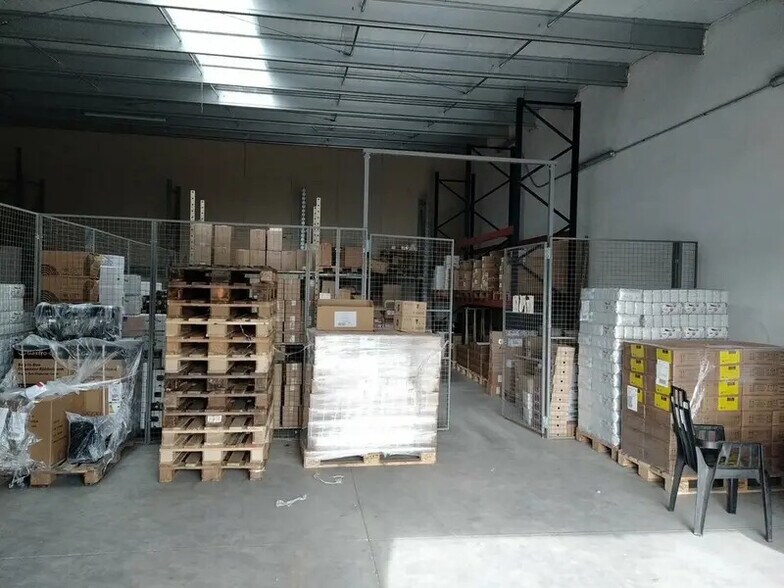 Light Industrial in Aubagne to rent - Interior Photo - Image 3 of 3