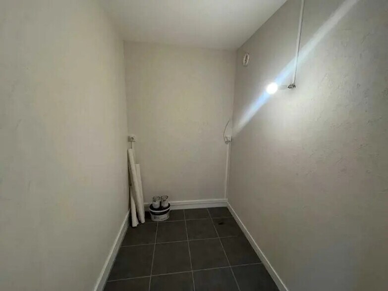 Office in Bron to rent - Building Photo - Image 2 of 6