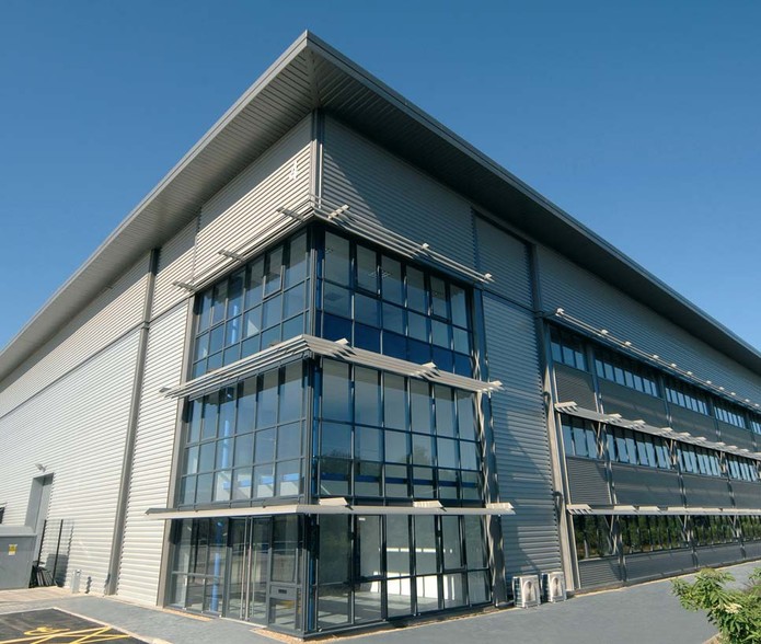 6 Mollison Ave, Waltham Cross to rent - Building Photo - Image 2 of 11