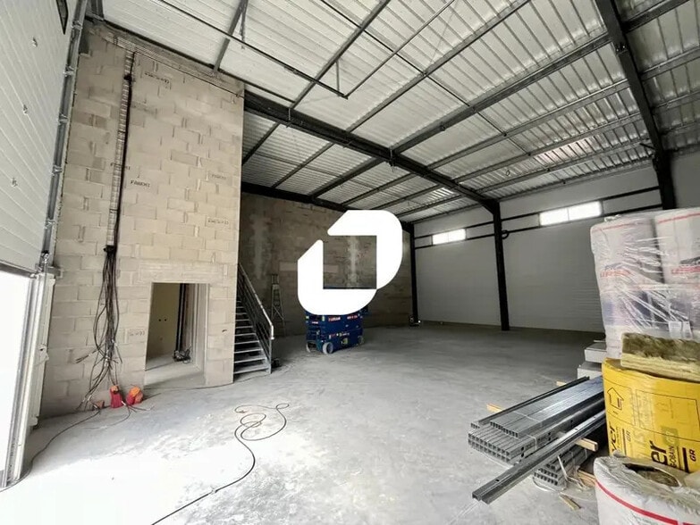 Light Industrial in Chassieu to rent - Interior Photo - Image 2 of 5