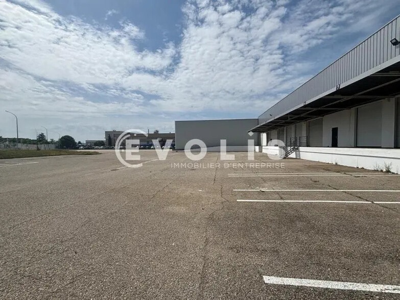 19 Avenue De Montmartin, Corbas to rent - Building Photo - Image 3 of 18