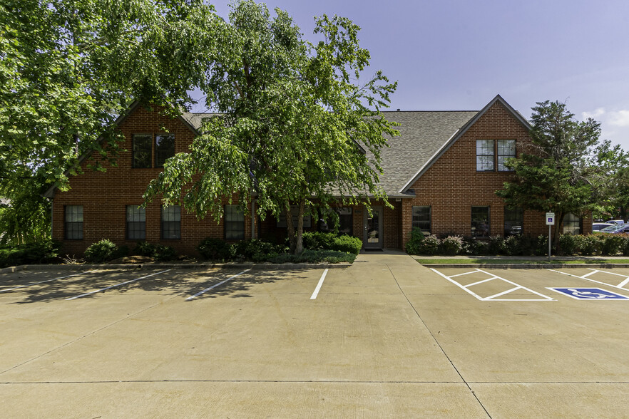 1900 E 15th St, Edmond, OK for sale - Primary Photo - Image 1 of 67