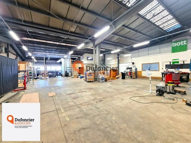 Location Entrepôt 300 m² à 1 900 m²
