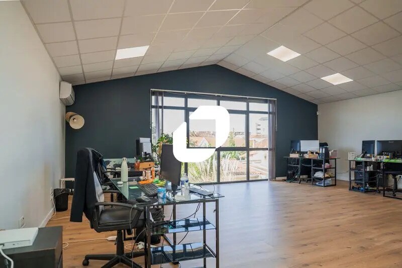 Office in Cenon to rent - Interior Photo - Image 2 of 11
