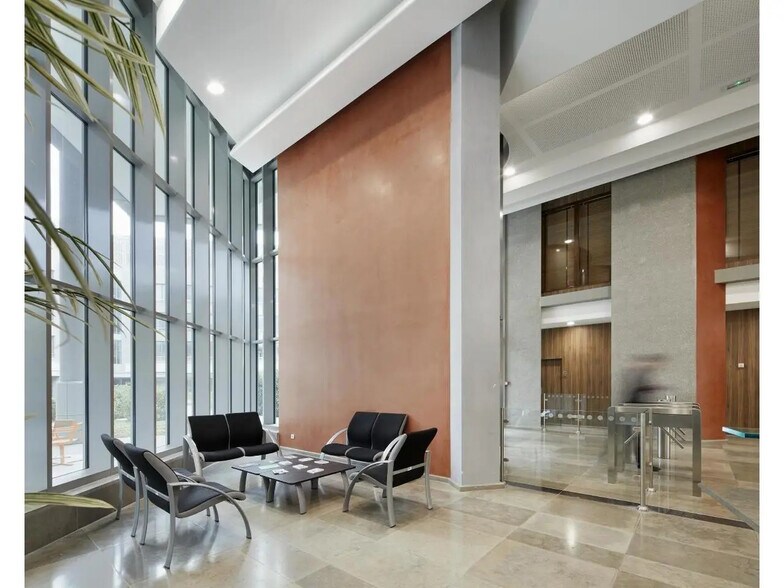Retail in Saint-Denis to rent - Interior Photo - Image 1 of 2