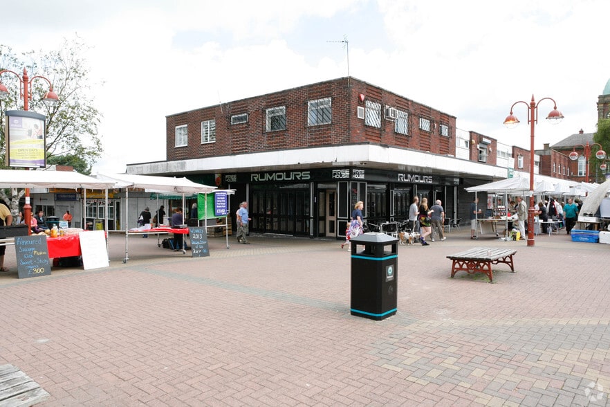 Rochdale Rd, Oldham to rent - Building Photo - Image 3 of 5