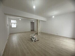 Retail in Madrid, Madrid to rent Interior Photo- Image 2 of 9