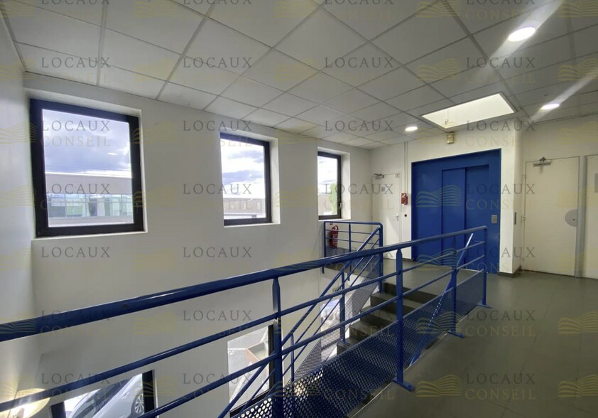 Light Industrial in Nanterre to rent - Interior Photo - Image 3 of 11