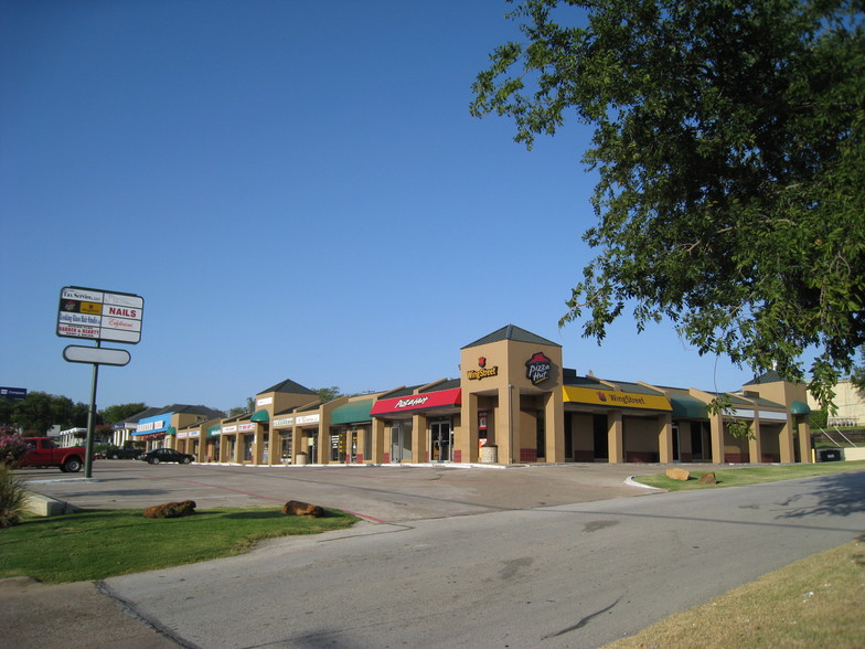 235-249 N Hampton Rd, DeSoto, TX for rent - Primary Photo - Image 1 of 1