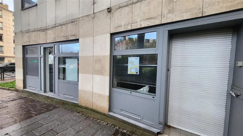 Location Commerce 163 m² - Photo 1