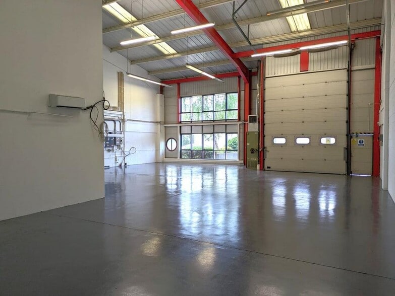 Walnut Tree Clos, Guildford to rent - Building Photo - Image 3 of 9