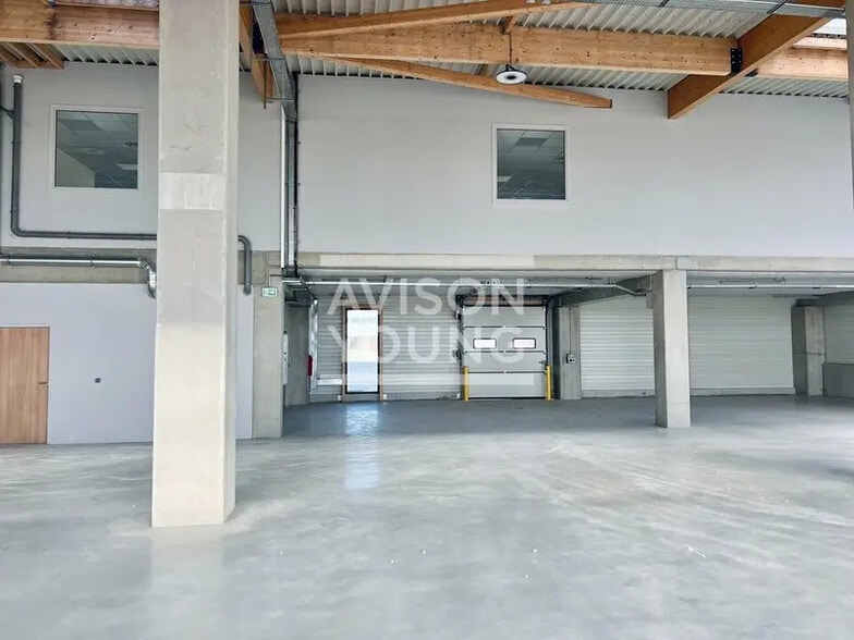 Light Industrial in to rent - Interior Photo - Image 3 of 12