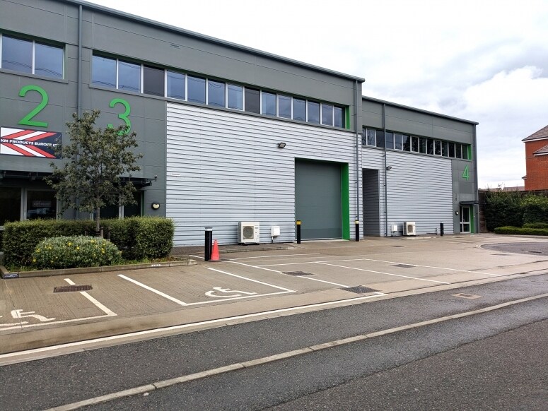 Hanworth Ln, Chertsey to rent Building Photo- Image 1 of 3