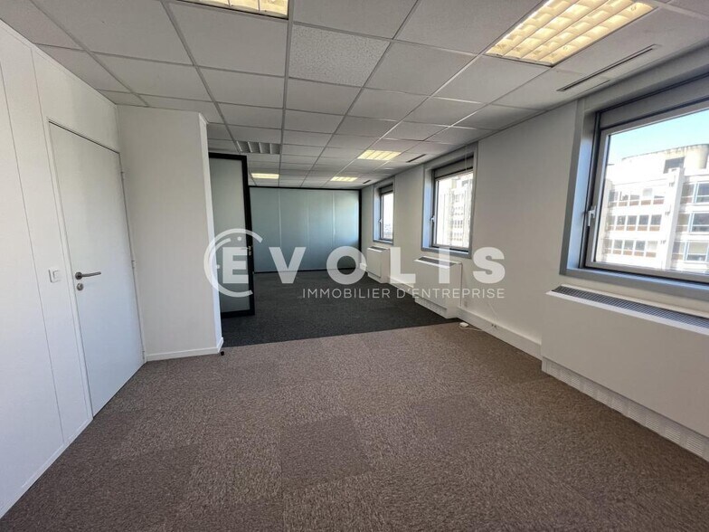 Office in Noisy-le-Grand to rent - Interior Photo - Image 3 of 8