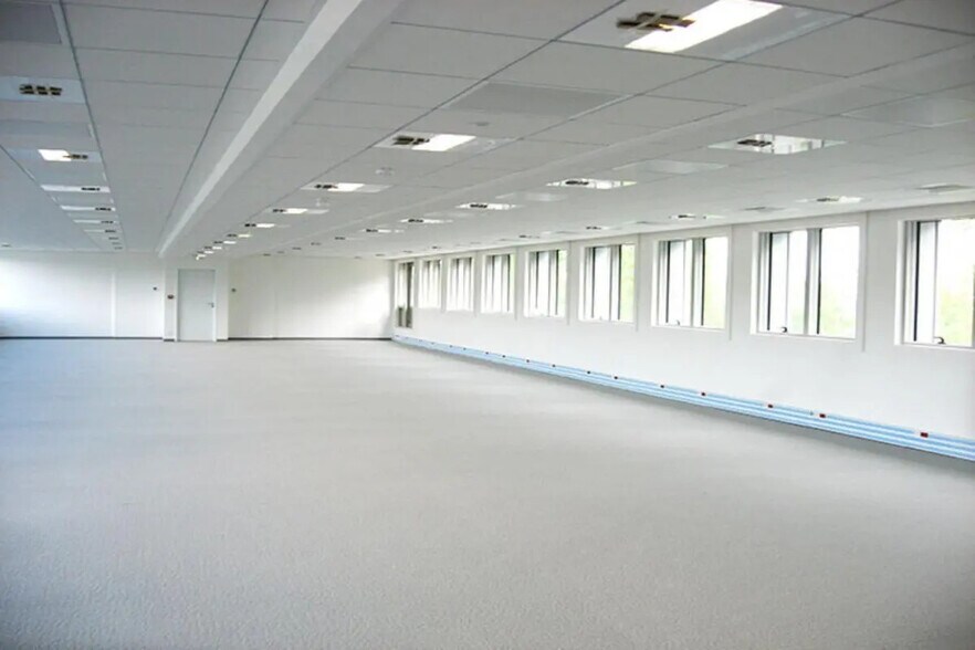 4 Avenue Pablo Picasso, Nanterre to rent - Primary Photo - Image 2 of 11