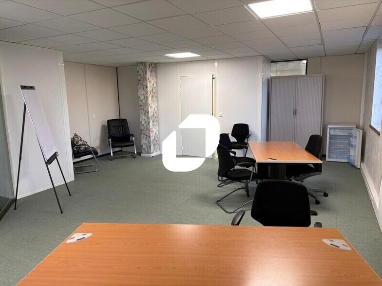 Office in Chatou to rent - Interior Photo - Image 2 of 3